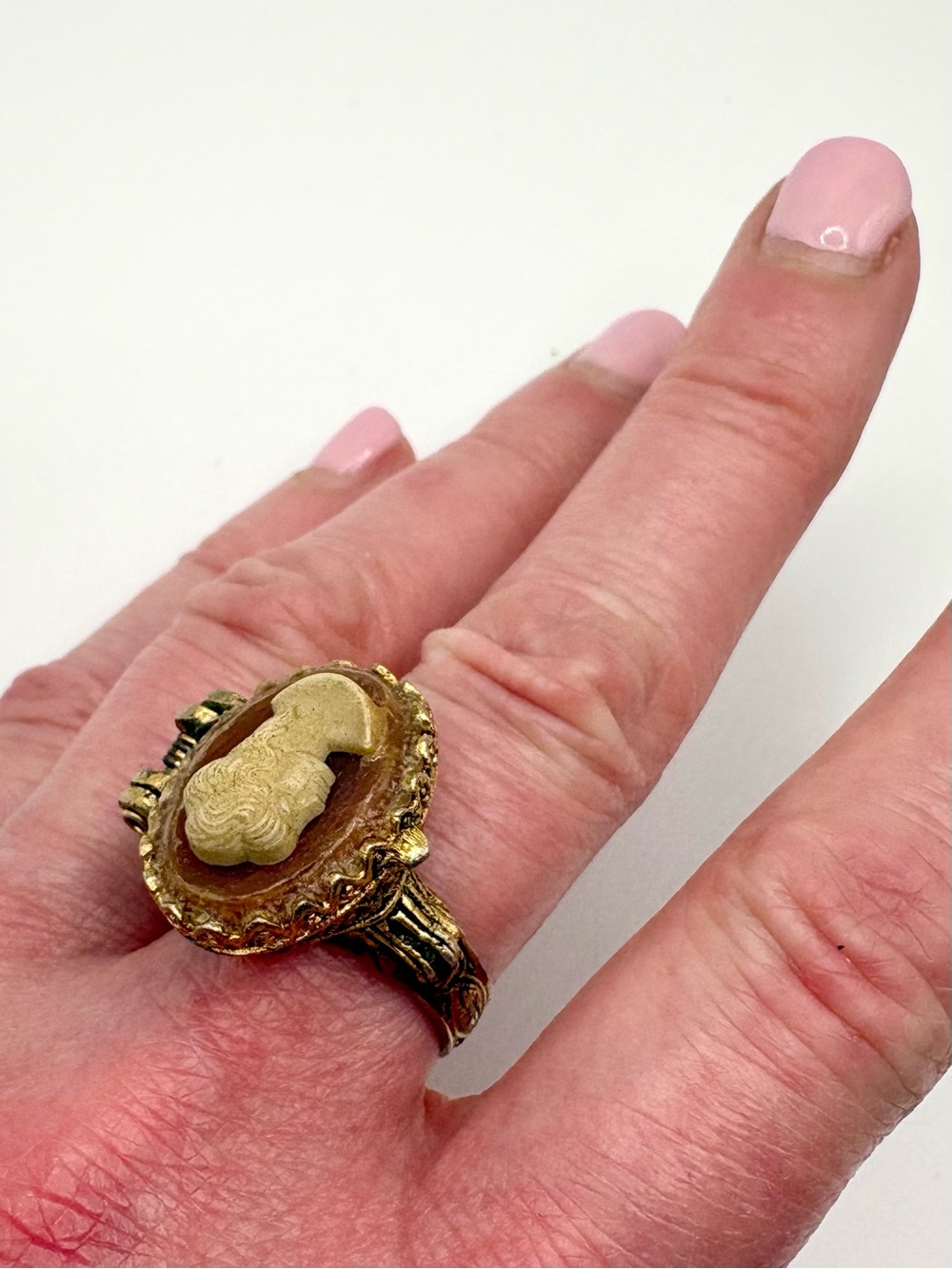 Vintage 1950s Cameo Solid Perfume Holder Ring Adjustable Gold Tone Victorian - Picture 8 of 13